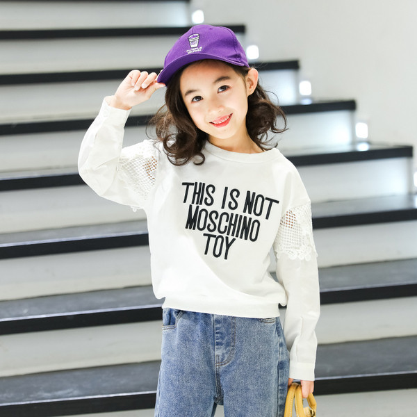 Μοντέρνα παιδική μπλούζα για κορίτσια σε λευκό με επιγραφή και δαντέλα