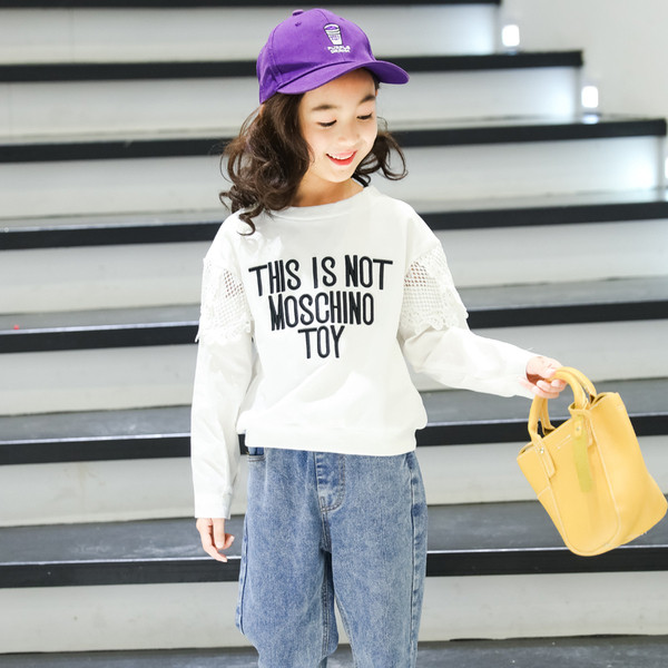 Μοντέρνα παιδική μπλούζα για κορίτσια σε λευκό με επιγραφή και δαντέλα