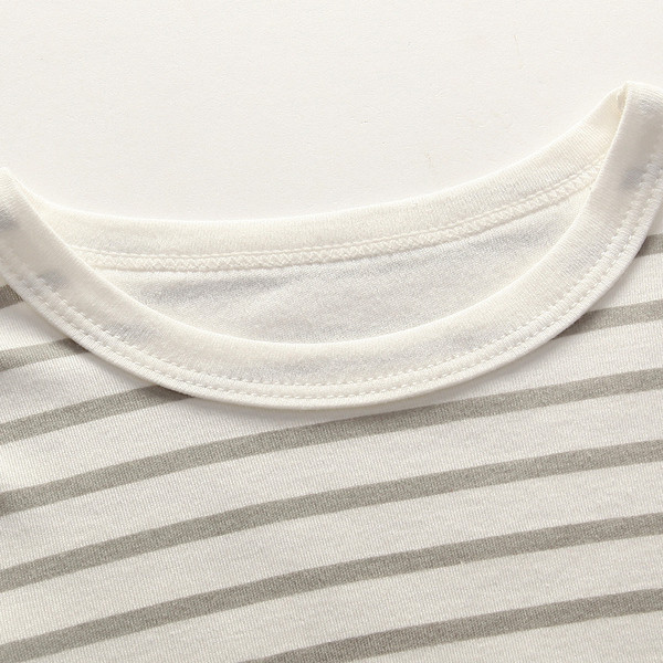 Gyermek csíkos blúz fiúknak rátéttel és O-alakú gallérral