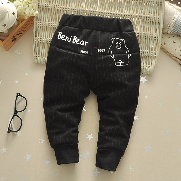 Modern gyerek nadrág fiúknak fekete színben, rátéttel