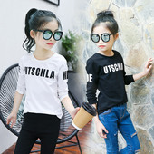 Modern gyerekblúz egy lánynak fehér és fekete színben, felirattal