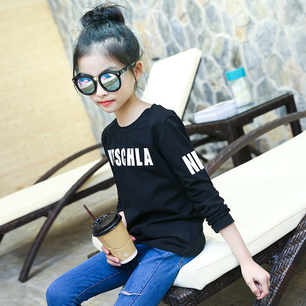 Modern gyerekblúz egy lánynak fehér és fekete színben, felirattal