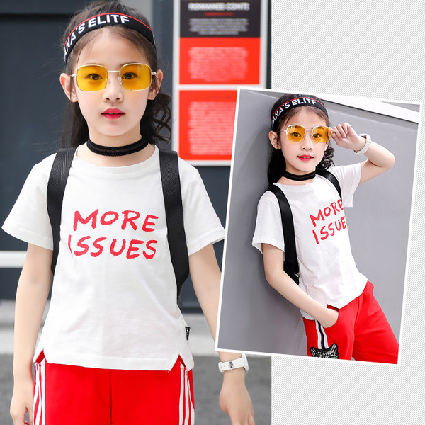 Modern, fehér színű gyermekblúz, felirattal és O-nyakkal