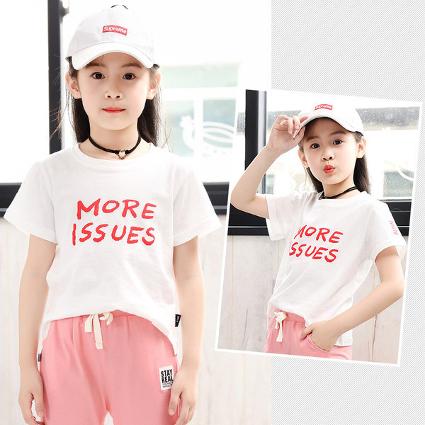 Modern, fehér színű gyermekblúz, felirattal és O-nyakkal