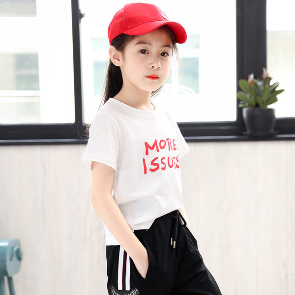 Modern, fehér színű gyermekblúz, felirattal és O-nyakkal