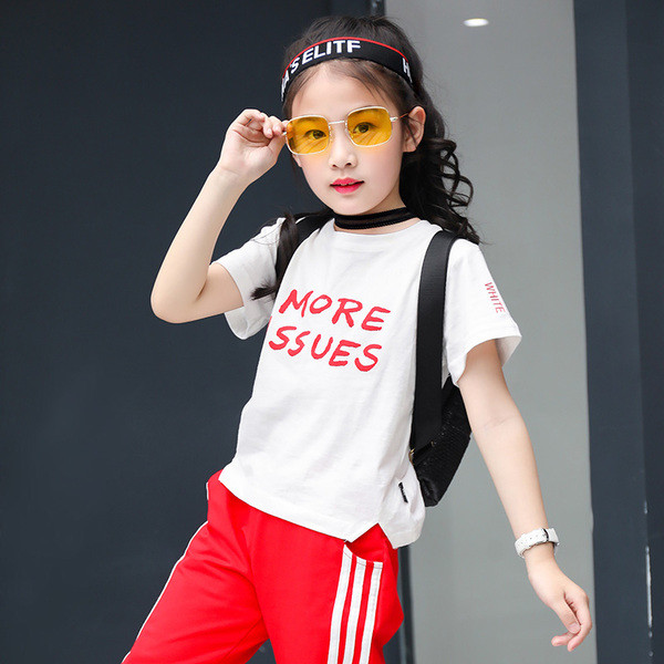 Modern, fehér színű gyermekblúz, felirattal és O-nyakkal