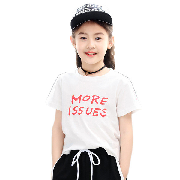 Modern, fehér színű gyermekblúz, felirattal és O-nyakkal