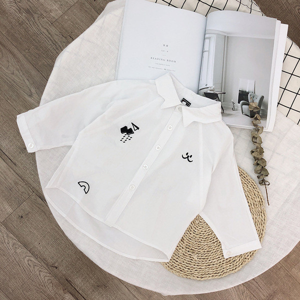 Modern gyereking fiúknak fehér színben, hímzéssel