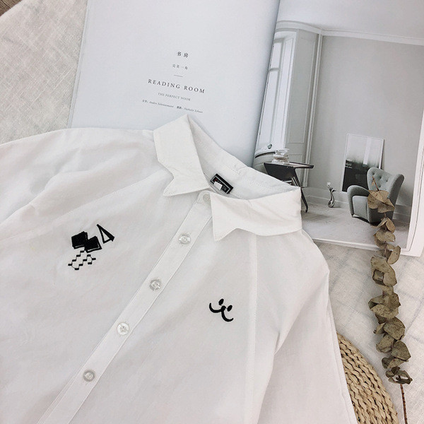 Modern gyereking fiúknak fehér színben, hímzéssel