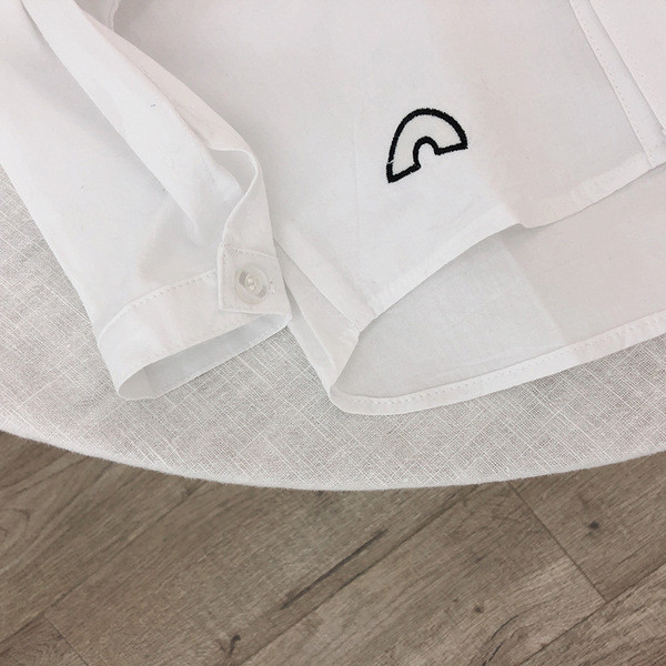 Modern gyereking fiúknak fehér színben, hímzéssel