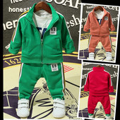 Modern gyerek tréningruha emblémával három színben