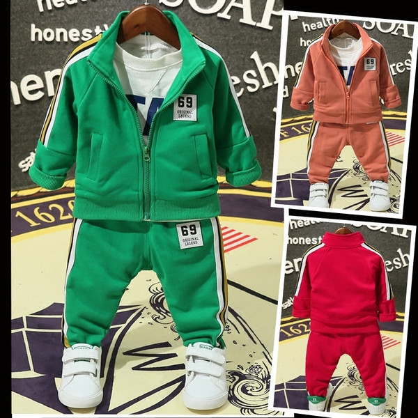 Modern gyerek tréningruha emblémával három színben