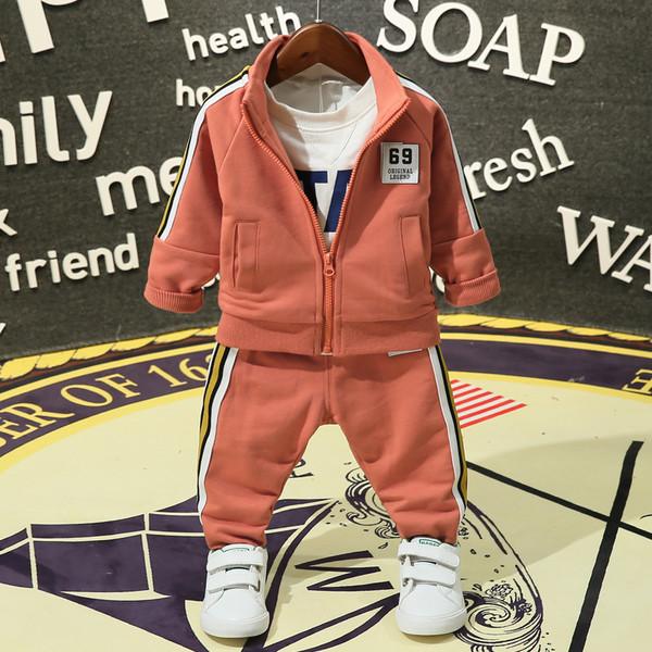 Modern gyerek tréningruha emblémával három színben