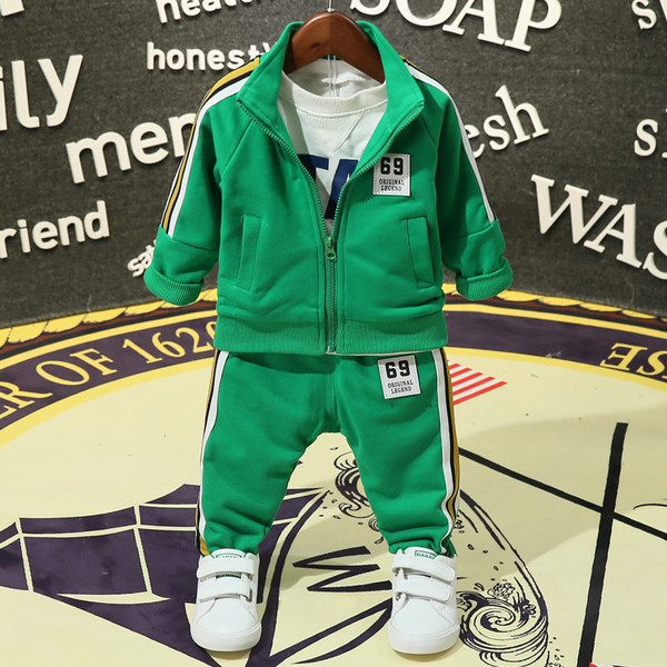 Modern gyerek tréningruha emblémával három színben