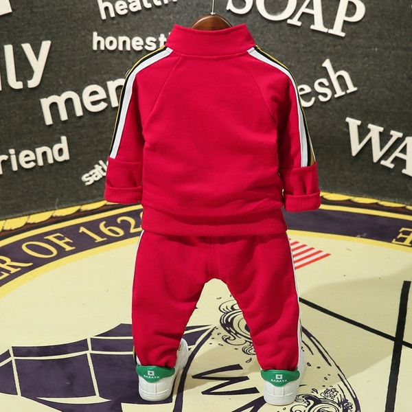 Modern gyerek tréningruha emblémával három színben