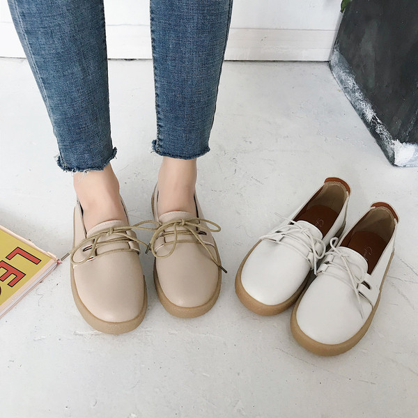 Női alkalmi cipő fehér és krém színben fűzős