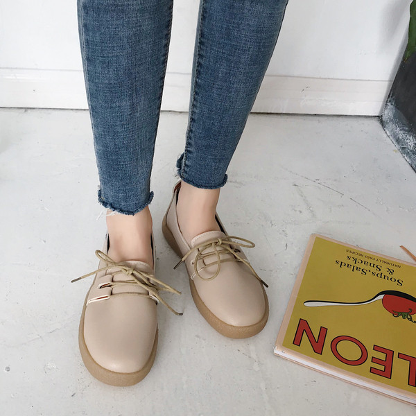 Női alkalmi cipő fehér és krém színben fűzős