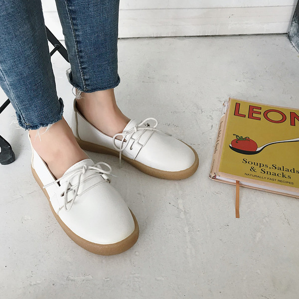 Női alkalmi cipő fehér és krém színben fűzős