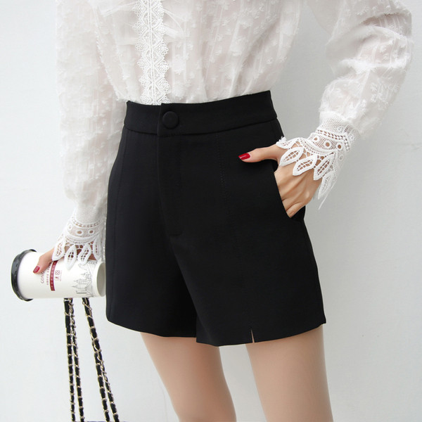 Stílusos női rövidnadrág zsebekkel, három színben