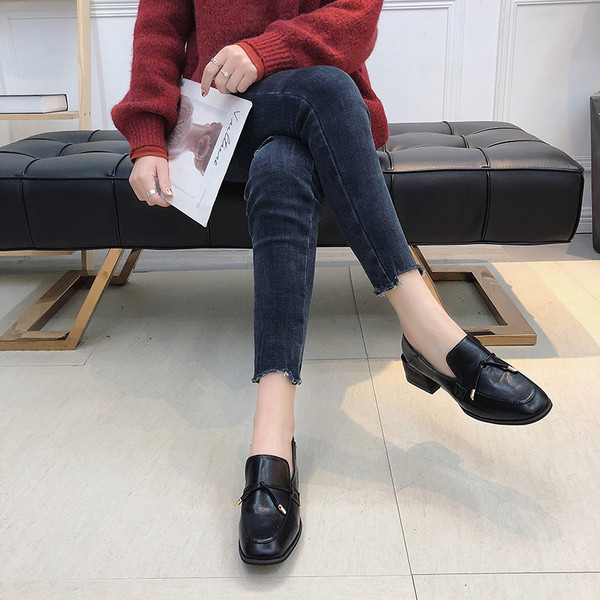 Női alkalmi cipő eko bőrből fekete-fehér színben