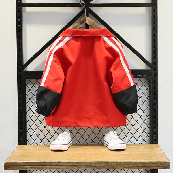 Modern gyerek kabát fiúknak irizáló színű felirattal