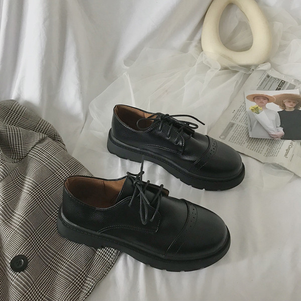 Női hétköznapi cipő vastag talppal, két színben