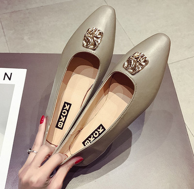 Női alkalmi cipő két színben, fém díszítéssel