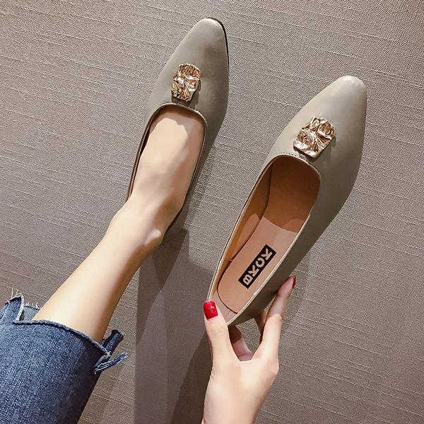 Női alkalmi cipő két színben, fém díszítéssel