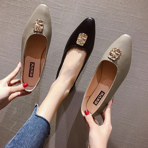 Női alkalmi cipő két színben, fém díszítéssel