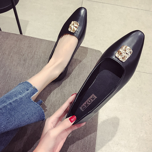 Női alkalmi cipő két színben, fém díszítéssel