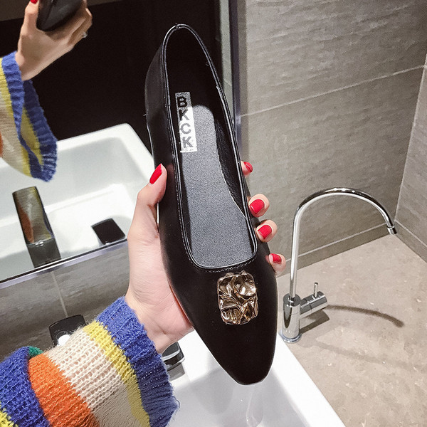 Női alkalmi cipő két színben, fém díszítéssel