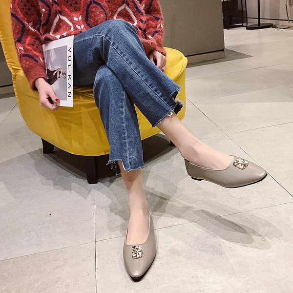 Női alkalmi cipő két színben, fém díszítéssel