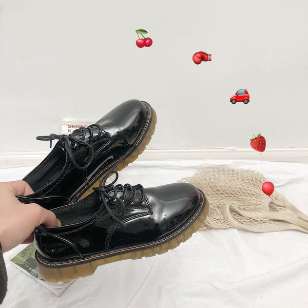 Női alkalmi cipő eko bőrből fekete színben, lapos talppal