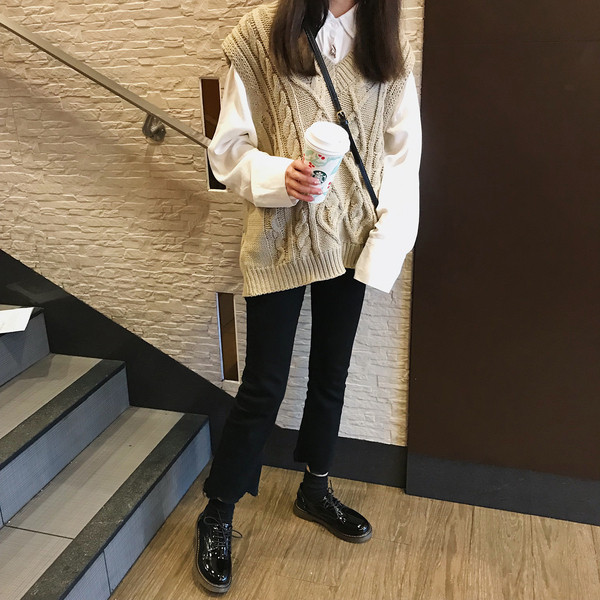 Női alkalmi cipő eko bőrből fekete színben, lapos talppal