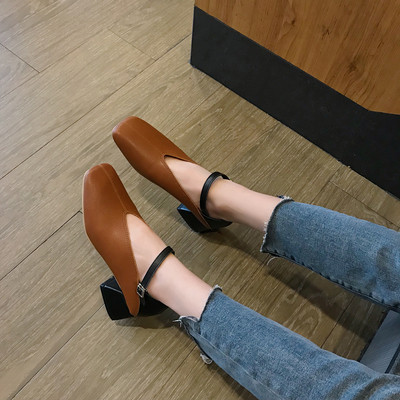 Γυναικεία παπούτσια με  παχύ τακούνι σε δύο χρώματα