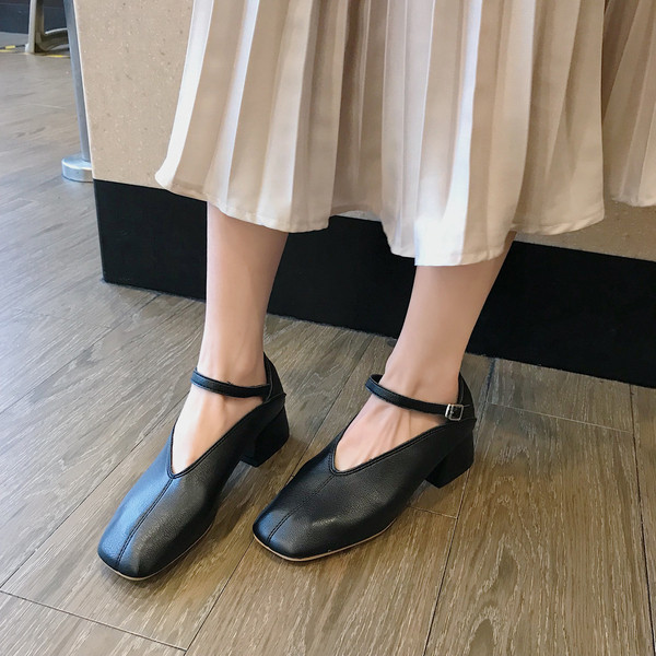 Vastag sarkú női szabadidő cipő, két színben