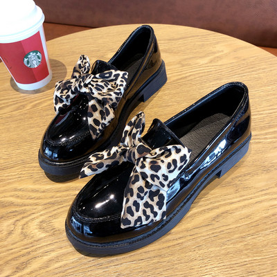 Női alkalmi cipő fehér és fekete színben, szalaggal