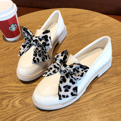 Női alkalmi cipő fehér és fekete színben, szalaggal