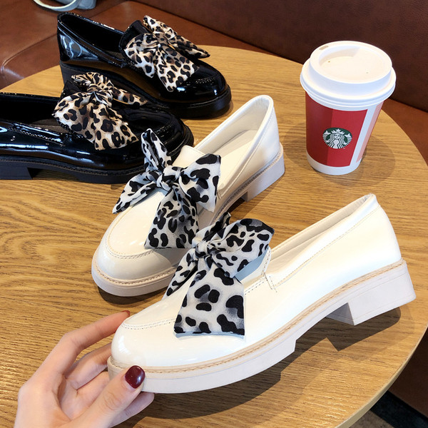 Női alkalmi cipő fehér és fekete színben, szalaggal