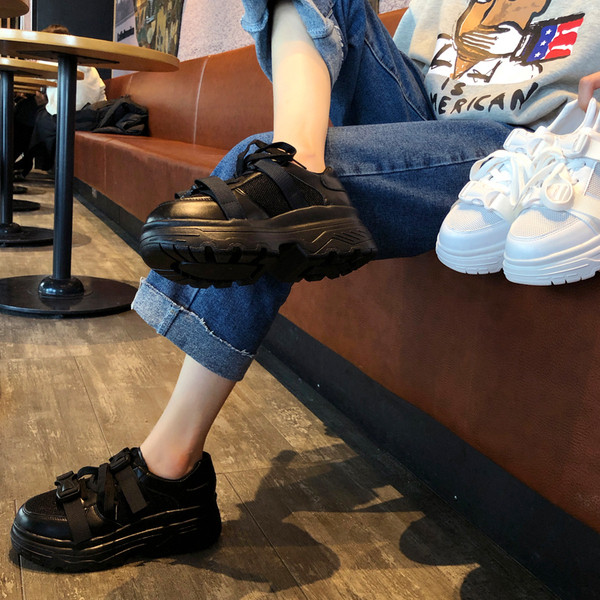 Új, alkalmi női magas sarkú tornacipő fehér és fekete színben