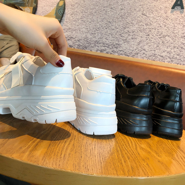 Új, alkalmi női magas sarkú tornacipő fehér és fekete színben