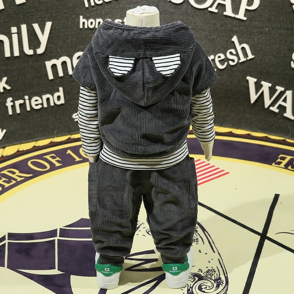 Gyermek alkalmi szett 3D elemekkel a motorháztetőn két színben