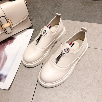 Női alkalmi cipő fehér és fekete színben, cipzárral