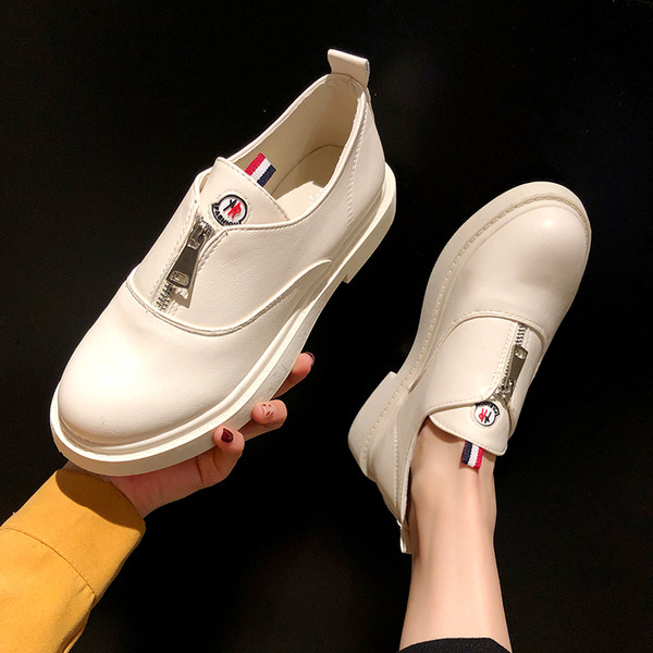 Női alkalmi cipő fehér és fekete színben, cipzárral