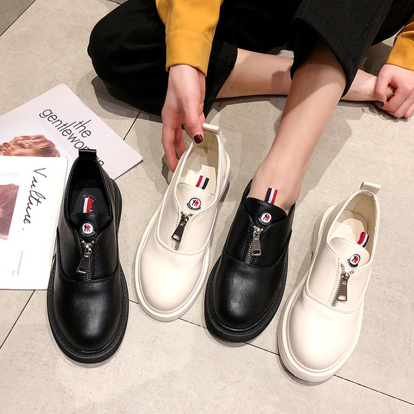 Női alkalmi cipő fehér és fekete színben, cipzárral