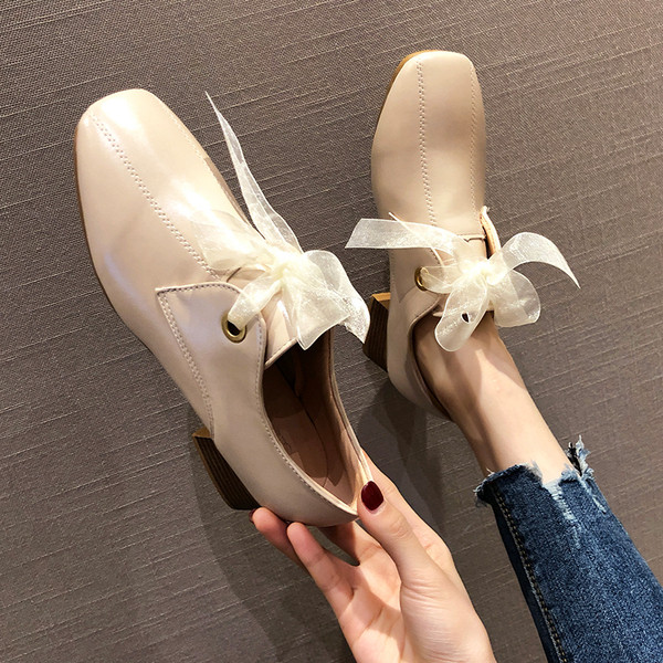 Női alkalmi cipő öko bőrből, tüll fűzővel