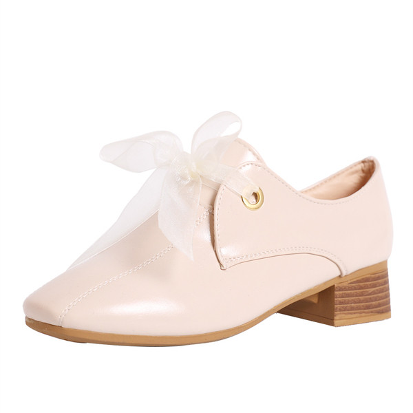 Női alkalmi cipő öko bőrből, tüll fűzővel