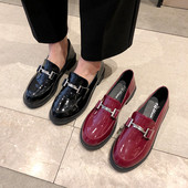 Női alkalmi cipő fekete és bordó színben, fém díszítéssel