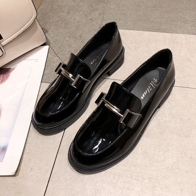 Női alkalmi cipő fekete és bordó színben, fém díszítéssel