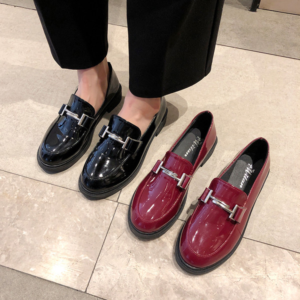 Női alkalmi cipő fekete és bordó színben, fém díszítéssel